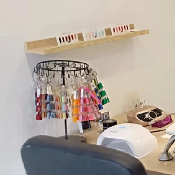 Nuancier de vernis semi-permanent au Salon d'Élodie, institut de beauté à Saint-Pol-sur-Mer