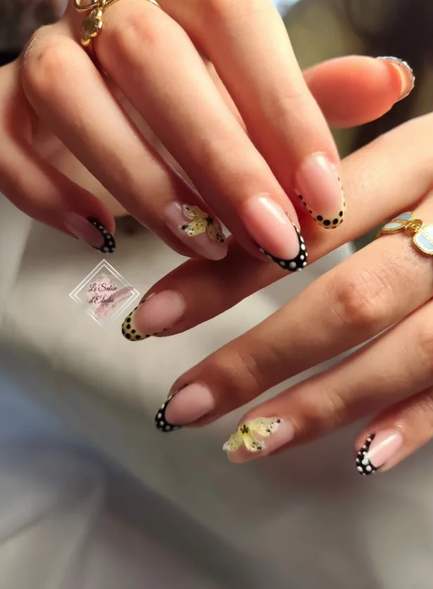Nail art fleurs 3D et pois, réalisé au Salon d'Élodie à Saint-Pol-sur-Mer