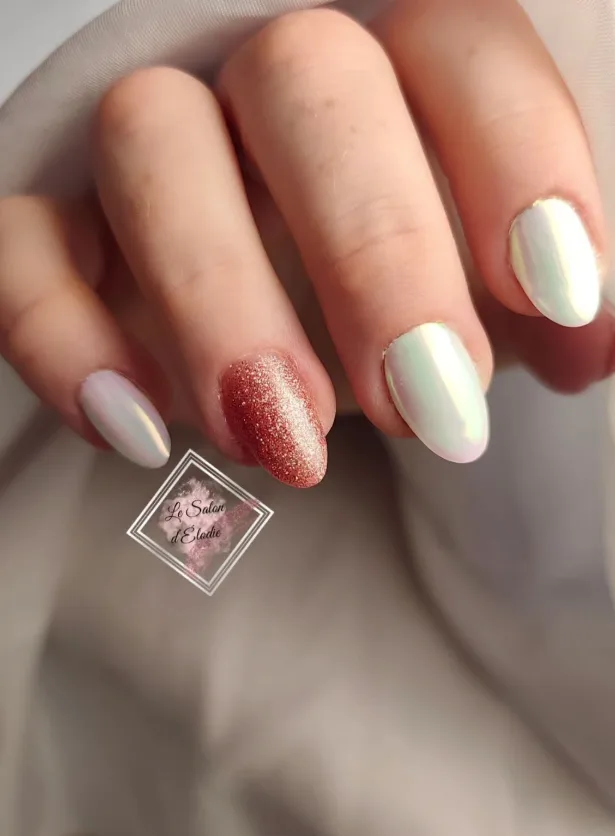 Manucure gel effet nacré avec ongle pailleté, réalisée au Salon d'Élodie à Saint-Pol-sur-Mer