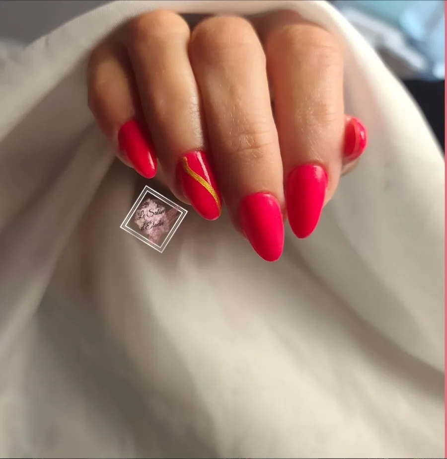 Manucure semi-permanent rouge avec liseré doré, réalisée au Salon d'Élodie à Saint-Pol-sur-Mer